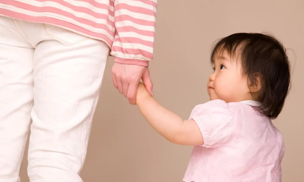 子供を連れた女性の写真